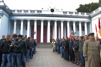 Под стенами мэрии