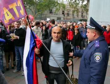 Под стенами мэрии