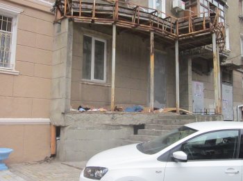 По соседству с мэрией поселился бомж (фото)