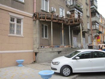 По соседству с мэрией поселился бомж (фото)