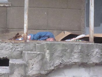 По соседству с мэрией поселился бомж (фото)