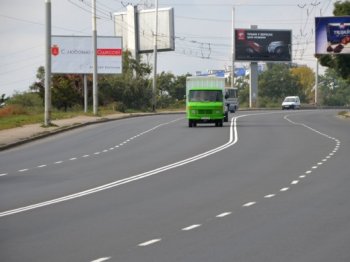 На дорогах Одессы продолжается нанесение разметки