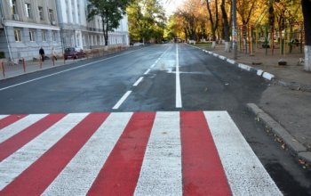 На дорогах Одессы продолжается нанесение разметки
