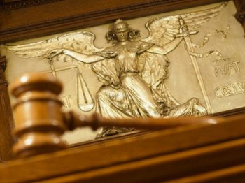 Одесса: За подтверждение гражданства чиновница получила 1000 долларов США