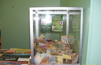 Два отморозка украли из аптеки ящик с пожертвованиями детям