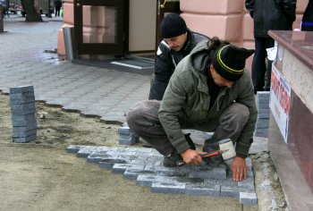 В Одессе меняют плитку на Дерибасовской
