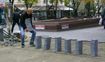 В Одессе меняют плитку на Дерибасовской