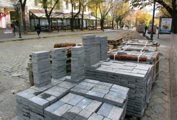 В Одессе меняют плитку на Дерибасовской
