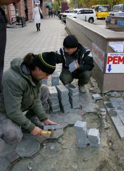 В Одессе меняют плитку на Дерибасовской