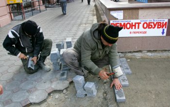 В Одессе меняют плитку на Дерибасовской
