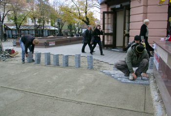 В Одессе меняют плитку на Дерибасовской