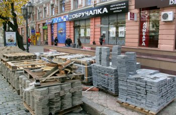 В Одессе меняют плитку на Дерибасовской