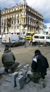 В Одессе меняют плитку на Дерибасовской