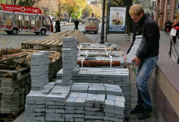 В Одессе меняют плитку на Дерибасовской