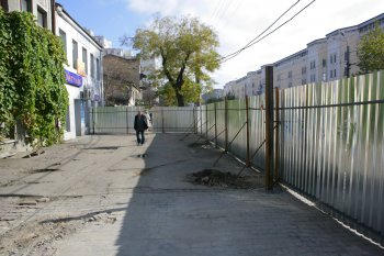 «Климовский» квартал обносят забором (фото)