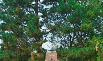 Вандалы обезглавили памятник Макару Посмитному в Одессе