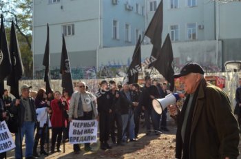 Одесские анархисты запинали «черную дыру» анархиста Черного на Греческой площади 