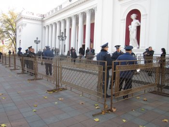Перед зданием мэрии только милиция и малочисленный митинг