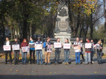 Перед зданием мэрии только милиция и малочисленный митинг