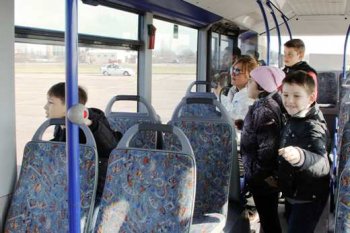 Отрыв шасси самолета от взлетной полосы вызвал восторг у юных одесситов (фото)