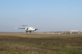 В одесском аэропорту самолет сенсационно сел на грунт 2 раза