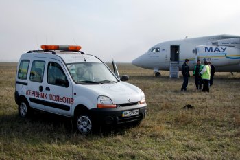 В одесском аэропорту самолет сенсационно сел на грунт 2 раза