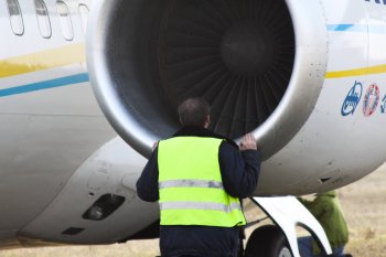В одесском аэропорту самолет сенсационно сел на грунт 2 раза