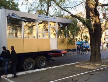 В Одессе продолжается демонтаж незаконных торговых объектов