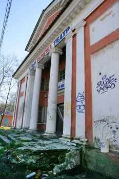 Известный одесский кинотеатр «Вымпел», что на Адмиральском проспекте, завалили мусором и превратили в приют бомжей (фото)
