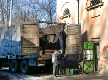 Известный одесский кинотеатр «Вымпел», что на Адмиральском проспекте, завалили мусором и превратили в приют бомжей (фото)