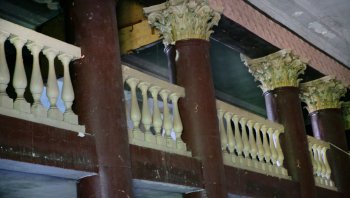 Известный одесский кинотеатр «Вымпел», что на Адмиральском проспекте, завалили мусором и превратили в приют бомжей (фото)