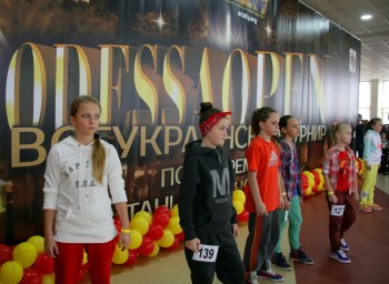 В Одессе открылся фестиваль спортивного танца «Алые паруса» (фото)
