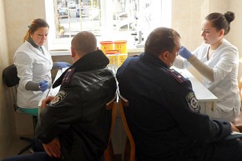В Одесской области работники ГАИ сдали кровь для пострадавших в ДТП (фото)