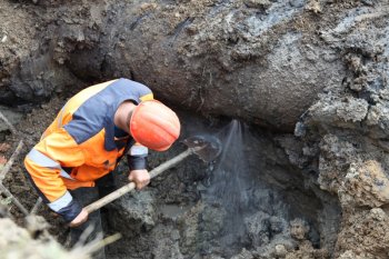 Аварийно-ремонтные бригады ликвидируют течь водопровода на Люстдорфской дороге