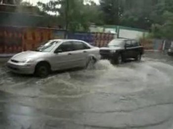 На Люсдорфской дороге плывут автомобили (видео)