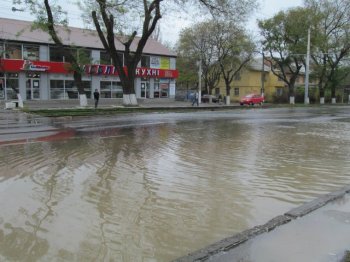 Течь водопровода на Люстдорфской дороге планируют устранить до конца сегодняшнего дня