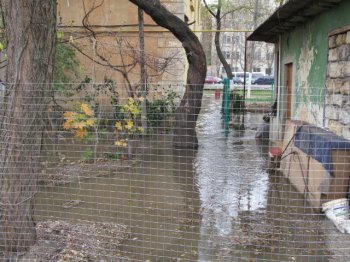 На Люстдорфской дороге продолжается ликвидация течи водопровода