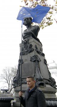 Ради Евро Юсов и Чайчук декламировали Пушкина (фото)
