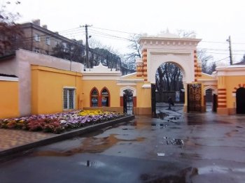 В Одессе благоустроена территория у отреставрированной Мавританской арки