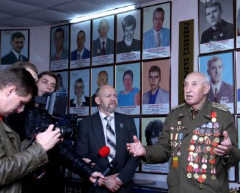 Олег Брындак поздравил с 90-летием двукратного чемпиона мира по стендовой стрельбе Юрия Никандрова