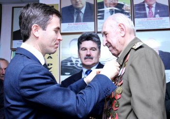 Олег Брындак поздравил с 90-летием двукратного чемпиона мира по стендовой стрельбе Юрия Никандрова