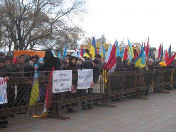 Перед мэрией собрались одесситы