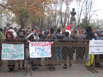 Перед мэрией собрались одесситы