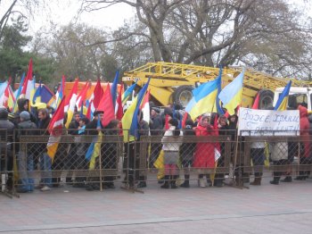 Перед мэрией собрались одесситы