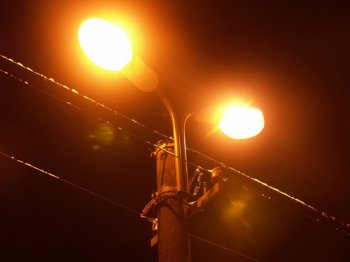 В Ананьеве «ночные стрелки» уничтожили 24 уличных фонаря