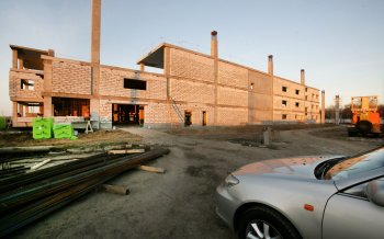 Новый терминал Одесского аэропорта строят на месте запущенного фруктового сада