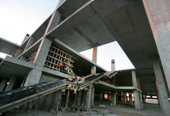 Новый терминал Одесского аэропорта строят на месте запущенного фруктового сада