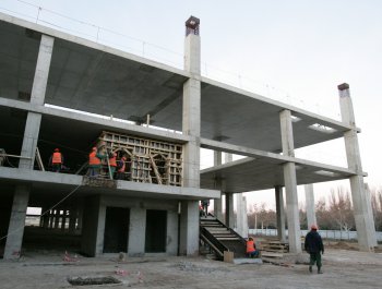 Новый терминал Одесского аэропорта строят на месте запущенного фруктового сада