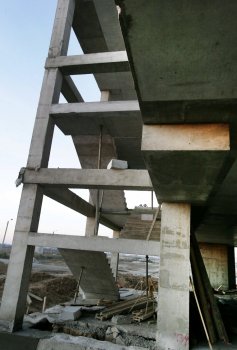 Новый терминал Одесского аэропорта строят на месте запущенного фруктового сада