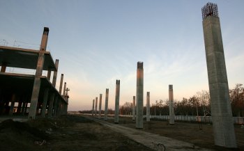 Новый терминал Одесского аэропорта строят на месте запущенного фруктового сада